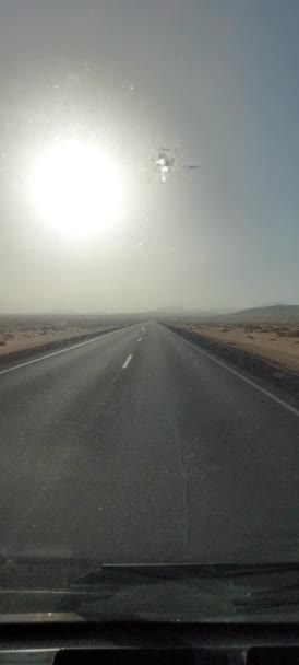 Vertikale Fahrzeugperspektive Auf Einer Geraden Straße Durch Vulkanlandschaft Auf Fuerteventura — Stockvideo