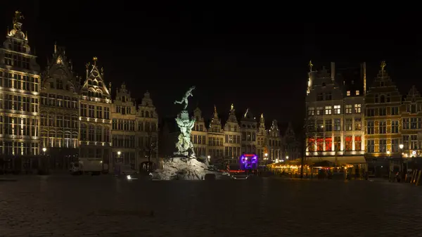 Antwerp, Belçika, 21 Mart 2024: Brabo Çeşmesi ve Belçika 'nın Antwerp kentindeki tarihi binalarla Grand Place' in gece manzarası