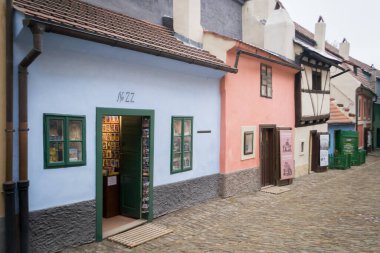 Prag, Çek Cumhuriyeti, 16 Şubat 2014: Çek Cumhuriyeti Prag 'daki Franz Kafka Evi, 22 numaralı ont Golden Lane