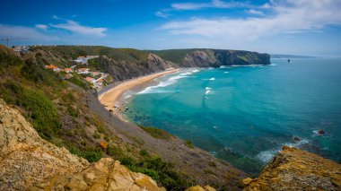 Portekiz 'deki Algarve' nin Atlantik okyanus kıyısındaki Arrifana plajında panoramik manzara