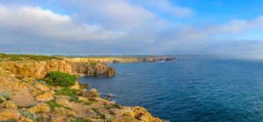 Portekiz 'in Algarve bölgesindeki Costa Vicentina' da Carrapateira yakınlarındaki Bordeira 'nın dramatik sahil şeridine bakın. Doğada güzellik.