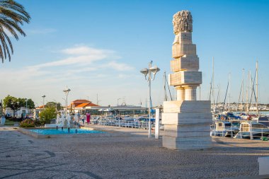 Vila Real de Santo Antonio, Portekiz, 12 Nisan 2024: Portekiz 'deki Vila Real de Santo Antonio marina bölgesinde Estatua de Marques de Pombal' da görüş