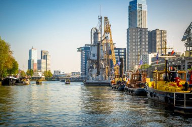 Rotterdam, Hollanda, 9 Mayıs 2024: Hollanda 'nın Rotterdam kentindeki Leuvehaven' da demirli tekneler