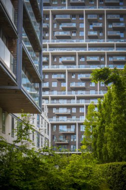 Antwerp, Belçika, 12 Mayıs 2024: Antwerp 'teki Nieuw Zuid mahallesindeki modern apartman binalarına bakın
