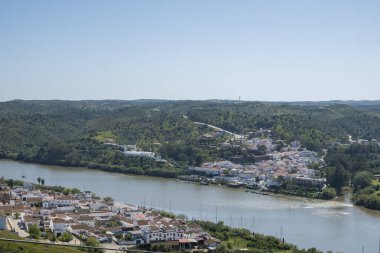Sanlucar de Guadiana, İspanya, 12 Nisan 2024: Portekiz sınırında Sanlucar de Guadiana 'dan alınan Alcoutim Algarve' de görüntülendi
