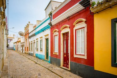 Faro, Portekiz, 17 Nisan 2024: Faro şehir merkezindeki eski sokaklara bakın
