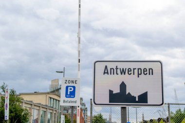 Antwerp, Belçika, 7 Temmuz 2024 Antwerp ve paralı yol tabelası