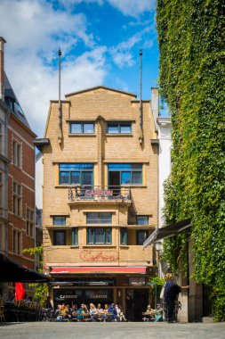 Antwerp, Belçika, 7 Temmuz 2024: Güneşli bir günde Cafe Cabron manzaralı Antwerp şehri