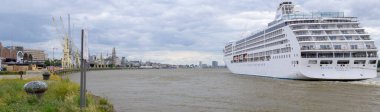 Antwerp, Belçika, 7 Temmuz 2024: Illustrative Editorial: Regent Seven Seas Cruise gemisi Scheldt Nehri üzerinde Antwerp 'te demirliyor