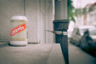 Antwerp, Belçika, 21 Temmuz 2024: Illustrative Editorial: Can of Cara Belçika birasını kentin pencere eşiğine koydu