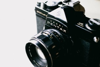 Antwerp, Belçika, 21 Temmuz 2024, Illustrative Editorial: Asahi Pentax Spotmatic vintage analog film kamerası
