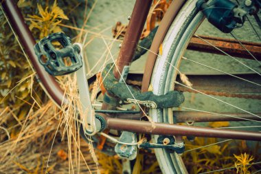 Antwerp, Belçika, 21 Temmuz 2024: Kaldırımda terk edilmiş ve yıpranmış bisikletin yakın çekimi