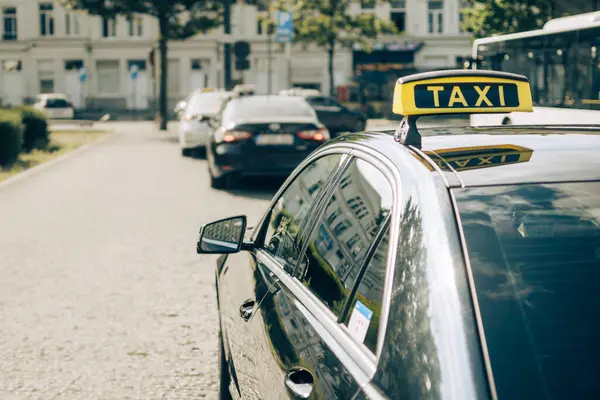 Antwerp, Belçika, 21 Temmuz 2024: Antwerp sokaklarından yolcu almak için sırada bekleyen taksinin yakın çekimi ve dikiz görüntüsü
