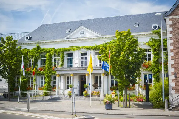 Eupen, Belçika, 6 Ağustos 2024: Rathausplatz 'daki Eupen Belediye Binası ve Turizm Bilgileri