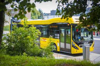 Eupen, Belçika, 6 Ağustos 2024: Wallonia, Belçika 'daki toplu taşıma şirketi TEC' in sarı hibrit otobüsüne bakın