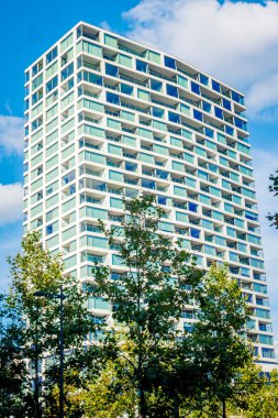 Antwerp, Belçika, 15 Ağustos 2024: Belçika 'nın Antwerp kentindeki Matexi Antwerp Kulesi ve Opera