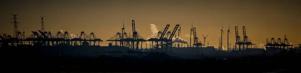 Belçika 'daki Antwerp limanının vincinde siluet görünümü