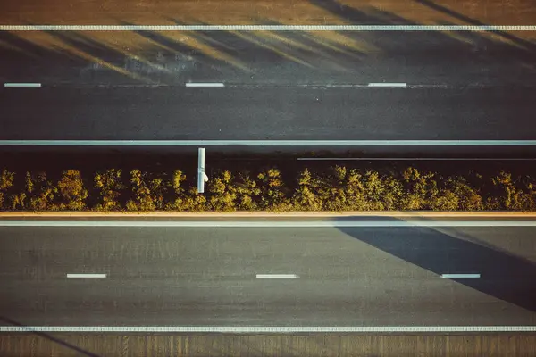 Arabasız iki şeritli otoyolun tam üstünde.