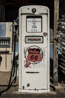 Hackberry, Arizona, ABD, Kasım 2013: Tarihi 66. yolda yıpranmış ve paslı Phillips 66 benzin dağıtıcısı