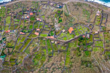 Yüksek açı, Portekiz 'in Madeira Adası' ndaki Achadas da Cruz 'un batı kıyısı boyunca Quebrada Nova' nın arazileri üzerinde.