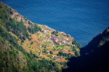 Portekiz 'in Madeira adasındaki Seixal yakınlarında Ribeira Funda' da yüksek açılı manzara