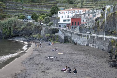 Seixal, Madeira, Portekiz, 3 Kasım 2024: Praia do Cais 'e bakın, Portekiz' in Madeira Adası 'ndaki Seixal' da siyah kumsal