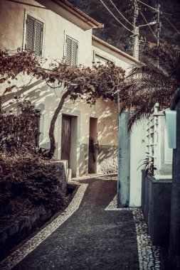 Jardim do Mar, Madeira, Portekiz, 5 Kasım 2024: Portekiz, Madeira 'da bir köy olan Jardim do Mar' ın rahat sokaklarından birine bakın.