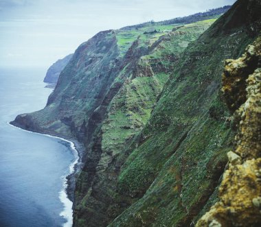 Ponta da Pargo yakınlarındaki Madeira 'nın batı kıyısındaki sarp kayalıklara bakın.