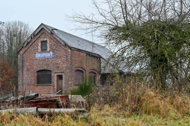 Grupont, Belçika, 24 Aralık 2024: Grupont, Wallonia, Belçika NMBS SNCB Tren İstasyonu