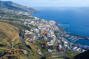 Santa Cruz de La Palma, İspanya, 17 Ocak 2025: Mirador de La Concepcion 'da görüldüğü üzere Kanarya Adaları' ndaki La Palma 'nın başkenti Santa Cruz de La Palma' ya yüksek açılı manzara
