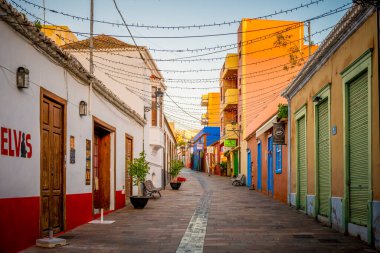 Los Llanos, İspanya 'nın Kanarya Adaları' ndaki La Palma, 14 Ocak 2025: İspanya 'nın La Palma, Kanarya Adaları' ndaki Los Llanos şehrinin rahat ve renkli caddelerine bakın.