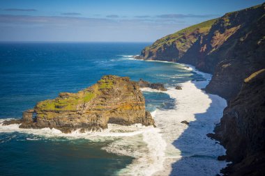 İspanya 'nın Kanarya Adaları' nın bir parçası olan La Palma 'nın engebeli kıyı şeridinde, Puertito de Santo Domingo' daki Roque de las Tabaibas 'a bakın.
