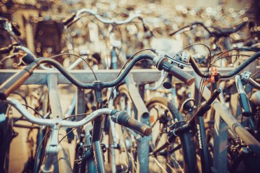 Sint Niklaas, Belçika, 23 Şubat 2025: Sıkıca paketlenmiş bisikletlerle dolu kalabalık bir bisiklet park alanı