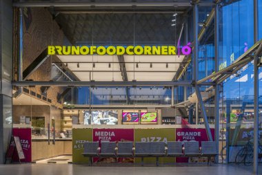 Sint Niklaas, Belçika, 23 Şubat 2025: Sint-Niklaas tren istasyonunda Bruno Food Corner 'a bakın