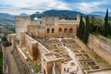 Granada, İspanya, 18 Nisan 2017: Alhambra 'nın Alcazaba (kale), ilk Roma sonrası Iliberri bölgelerini korumak için inşa edilmiş güçlü bir yerleşim yeri.