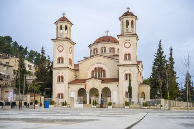 Berat, Arnavutluk, 22 Mart 2025: Arnavutluk 'un Berat kentindeki Aziz Demetrius Katedrali, Sheshi Iliaz Vrioni şehir meydanında