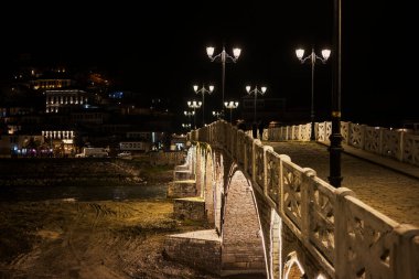 Berat, Arnavutluk, 22 Mart 2025: Arnavutluk 'un Berat kentindeki Osum nehri üzerindeki Gorica Köprüsü' nün gece manzarası