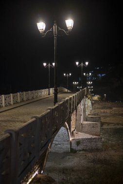 Berat, Arnavutluk, 22 Mart 2025: Arnavutluk 'un Berat kentindeki Osum nehri üzerindeki Gorica Köprüsü' nün gece manzarası