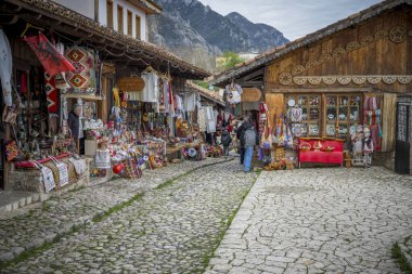 Kruje, Arnavutluk, 26 Mart 2025: Kruja Çarşısı, Arnavutluk 'un Kruje Şatosu yakınlarındaki güneyli dükkanları