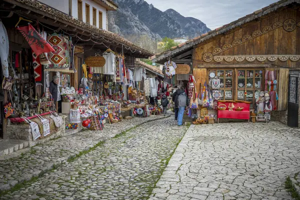 Kruje, Arnavutluk, 26 Mart 2025: Kruja Çarşısı, Arnavutluk 'un Kruje Şatosu yakınlarındaki güneyli dükkanları