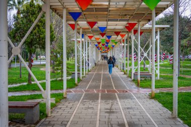 Elbasan, Arnavutluk, 24 Mart 2025: Arnavutluk 'un Elbasan kentindeki Aqif Paşa parkına bakın