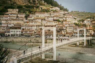Berat, Arnavutluk, 23 Mart 2025: Arnavutluk 'un Mangalem semtindeki eski Berat kasabasına bakın. Binlerce penceresi olan şehir