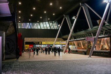 Tiran, Arnavutluk, 28 Mart 2025: Arnavutluk 'taki Tiran Havaalanı Nene Tereza' nın girişine bakın