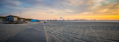 Hollanda Hoek, Hollanda, 19 Nisan 2025: Uzakta Rotterdam Maasvlakte limanı ile Hoek van Holland plajı manzarası