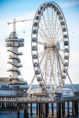 Scheveningen, Hollanda, 19 Nisan 2025: Hollanda Lahey yakınlarındaki Scheveningen İskelesi 'ndeki Skyview dönme dolap ve bungy kulesine bakın