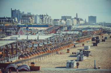 Scheveningen, Hollanda, 19 Nisan 2025, Scheveningen plajı ve barları. Lahey yakınlarında, Hollanda.