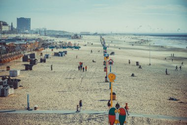 Scheveningen, Hollanda, 19 Nisan 2025, Scheveningen plajı ve barları. Lahey yakınlarında, Hollanda.