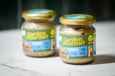 Antwerp, Belçika, 7 Haziran 2025: Tuna 'nın yerini alan bir kavanoz Garden Gourmet fabrikası. Vejetaryen.