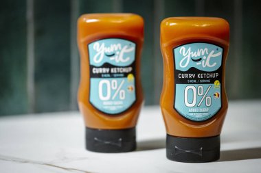 Antwerp, Belçika, 7 Haziran 2025: Bir şişe Yum-It bitkisel ketçap