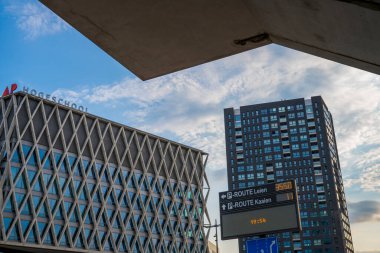 Antwerp, Belçika, 19 Temmuz 2025: Arka planda Londentower ile birlikte AP Hogeschool Antwerpen Kampüsü Spoor Noord ve Noorderplaats